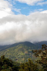nubes cubriendo parte de una monta&ntilde;a