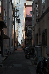 Fototapeta premium 裏通りと朝日