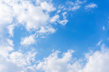 Naklejka na ściany i meble 青空のグラデーションと雲の背景素材_i_05