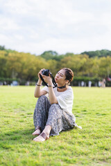 公園で写真を撮るカメラ女子