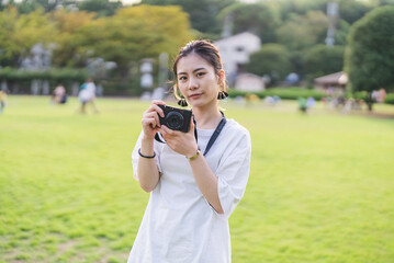 公園で写真を撮るカメラ女子