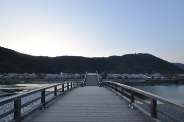 Papier Peint photo Le pont Kintai 夕暮れの錦帯橋を歩く／橋の上からシンメトリー