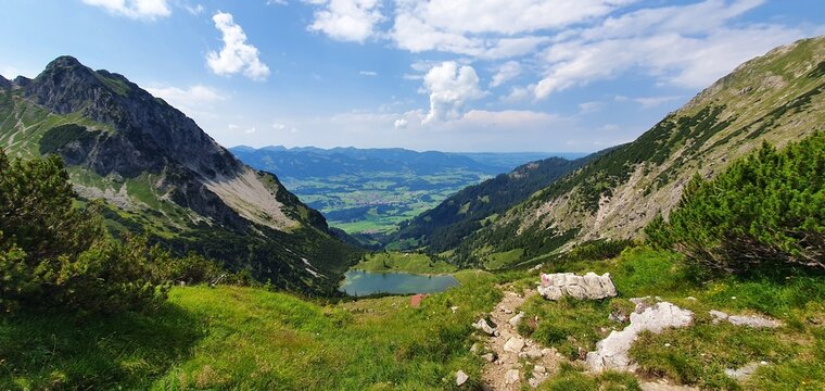 Untere Gaisalpsee, Hochgebirgssee mit Blick in die Ferne