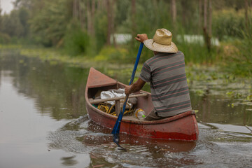 Hombre en canoa