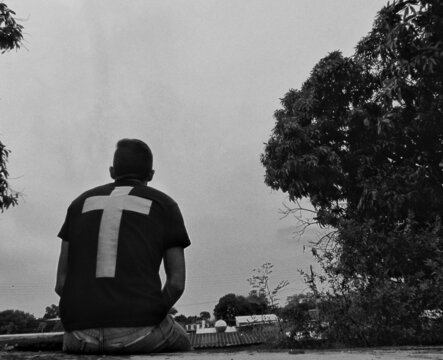 Hombre reflexionando con franela de Cruz 