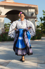 MUJER BAILARINA TRADICIONAL MEXICANA VESTIDO AZUL