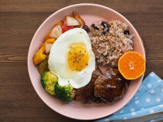 함박 스테이크, 계란 프라이, 채소볶음, 잡곡밥