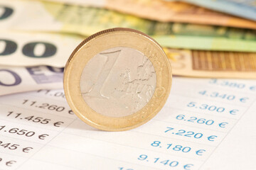 Euro M&uuml;nze und Tabelle mit verschiedenen Zahlen