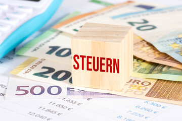 Euro Geldscheine, Taschenrechner und die Steuer