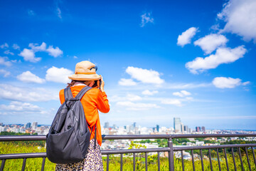 街の景色を眺める女性