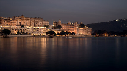 Obraz premium Long Exposure photograph of City Palace near lake Pichola during night