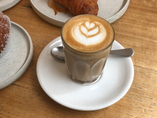 カフェラテのラテアートとクロワッサン、パンとドーナツ　カフェにて
