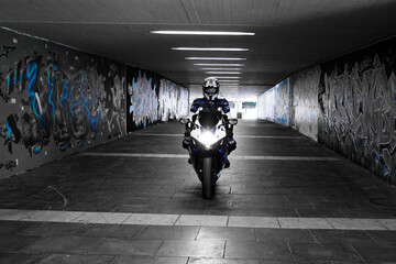 Biker in Tunelsystem mit Gaffiti Kunst an den Wänden