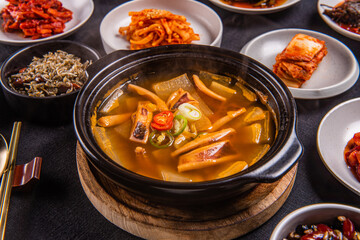 오랜 시간 끓여내 맛있는 국물 요리