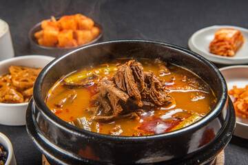 오랜 시간 끓여내 맛있는 국물 요리