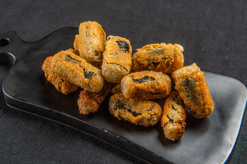 깨끗한 기름에 튀겨 고소하고 바삭한 김말이 튀김