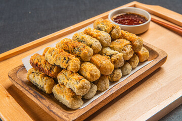 깨끗한 기름에 튀겨 고소하고 바삭한 김말이 튀김