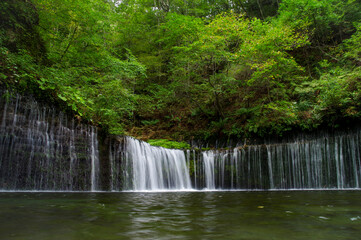 岩盤の隙間から流れ出る水が造る白糸の滝