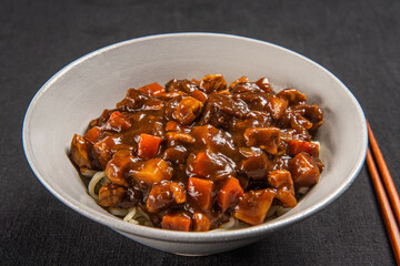 밥에 먹어도 맛있고 면과 함께 먹어도 맛있는 한국식 짜장 중화 요리