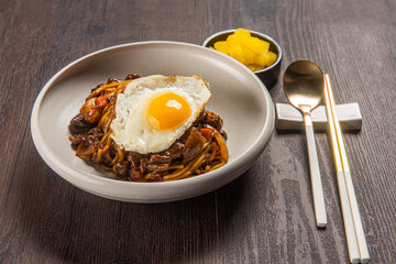 밥에 먹어도 맛있고 면과 함께 먹어도 맛있는 한국식 짜장 중화 요리