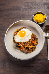 밥에 먹어도 맛있고 면과 함께 먹어도 맛있는 한국식 짜장 중화 요리