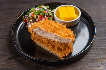 깨끗한 기름에 유탕 처리하여 담백하고 맛있는 돈까스