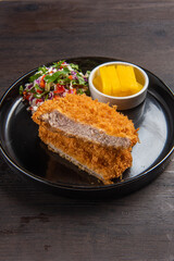 깨끗한 기름에 유탕 처리하여 담백하고 맛있는 돈까스