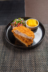 깨끗한 기름에 유탕 처리하여 담백하고 맛있는 돈까스