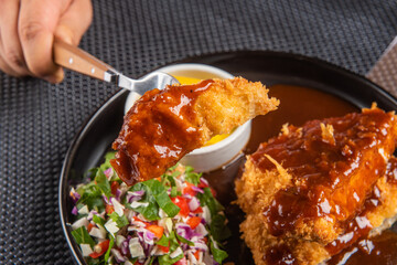 깨끗한 기름에 유탕 처리하여 담백하고 맛있는 돈까스