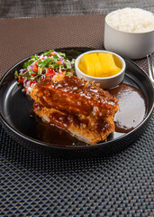 깨끗한 기름에 유탕 처리하여 담백하고 맛있는 돈까스