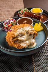 깨끗한 기름에 유탕 처리하여 담백하고 맛있는 돈까스