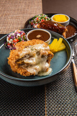 깨끗한 기름에 유탕 처리하여 담백하고 맛있는 돈까스