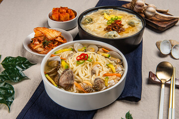 진한 국물 베이스에 탱탱한 면을 넣어 만든 맛있는 칼국수