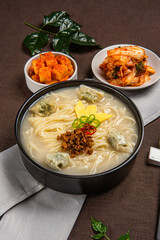 진한 국물 베이스에 탱탱한 면을 넣어 만든 맛있는 칼국수