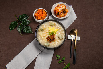 진한 국물 베이스에 탱탱한 면을 넣어 만든 맛있는 칼국수