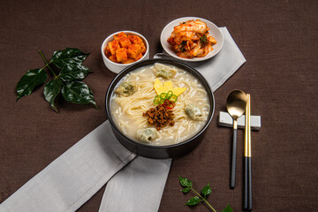 진한 국물 베이스에 탱탱한 면을 넣어 만든 맛있는 칼국수