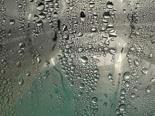 Wassertropfen auf Glasscheibe
