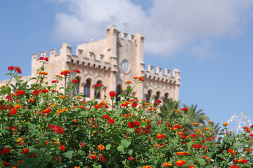 Fototapeta premium Hôtel de ville de Ciutadella bordé de palmiers et de jets d'eau