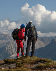 erfahrener Bergsteiger zeigt die Landschaft seinem jungen Kunden in Südtirol, italienische Dolomiten