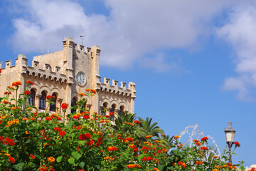 Fototapeta premium Hôtel de ville de Ciutadella bordé de palmiers et de jets d'eau