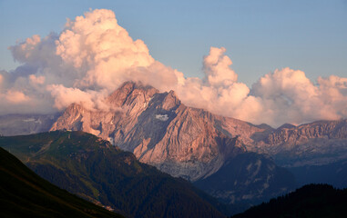 Marmolata, höchster Gipfel der italienischen Dolomiten (Südtirol) in Alpenrot, Alpenglühen mit dramatischer Wolken Turm im Hintergrund