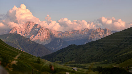 Marmolata gesehen vom Sellajoch bei Alpenglühen im Sommer, Südtirol