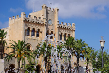 Hôtel de ville de Ciutadella bordé de palmiers et de jets d'eau