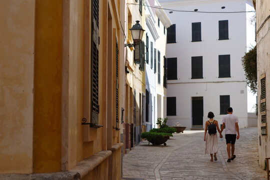 Couple se promenant main dans la main dans Ciutadella