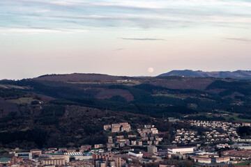 Naklejka premium panoramic view of bilbao at sunset from mount malmasin with full moon
