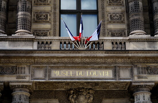 Entr&eacute;e du Mus&eacute;e du Louvre.  Drapeaux tricolores. Paris.