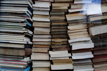 Pile de livres dans la vitrine d'une librairie..