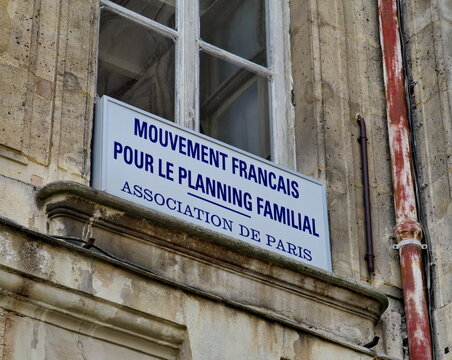 Mouvement Français pour le Planning Familial. Association de Paris. Inscription à la fenêtre d'un ancien immeuble parisien. Paris. 29/06/2020.
