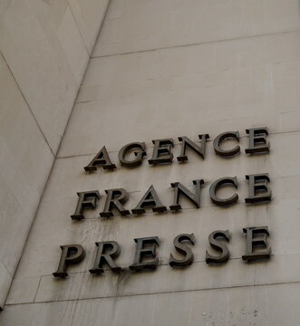 Agence France Presse. (AFP) Inscription sur un immeuble. Paris. 29/06/2020.