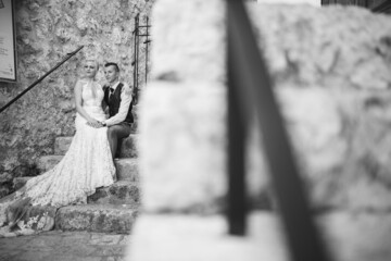 Grayscale shot of a glamourous bride and groom in Mostar, Bosnia and Herzegovina